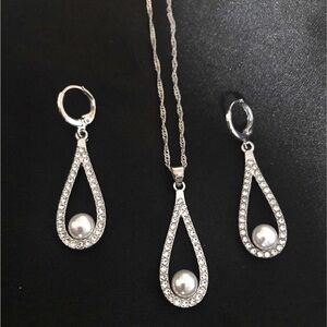 Elegant Silver Pearl Necklace Set